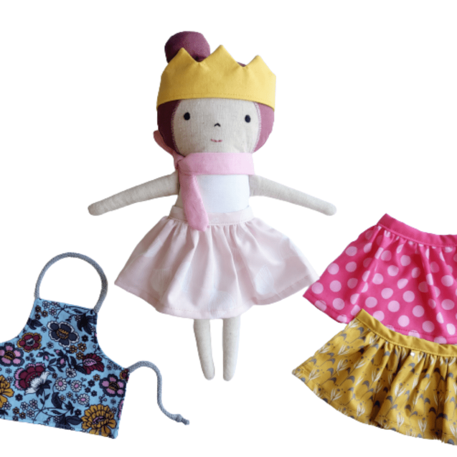 textilní panenka s korunkou a doplňky