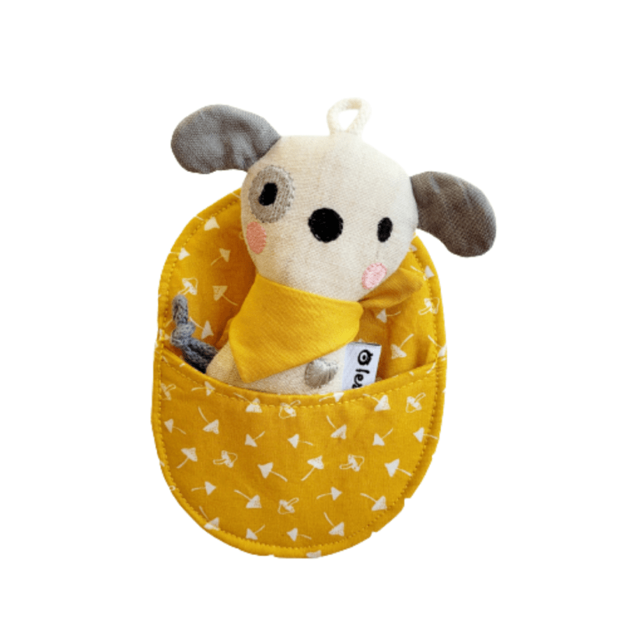 malá hračka šitý pejsek ve žlutém pelíšku
