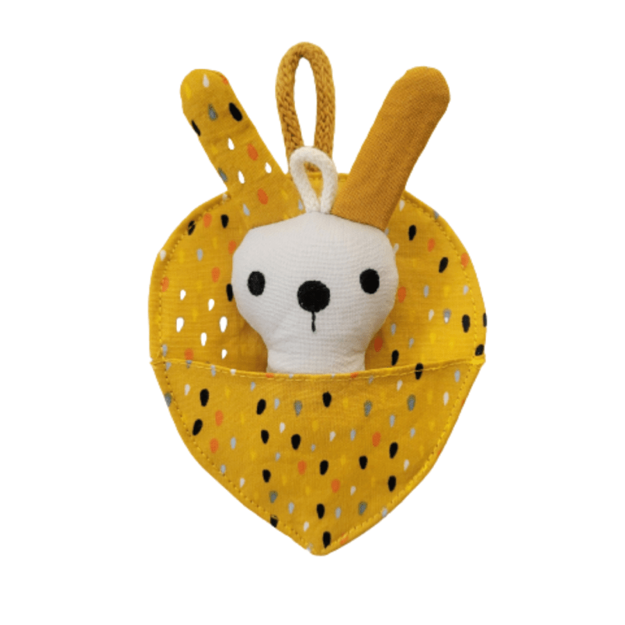 hračka zajíček ve žlutém pelíšku ve tvaru listu